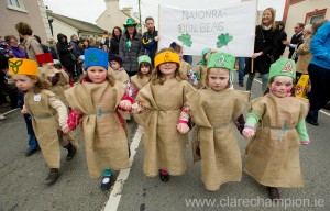 Naoinra Doonbeg pupils marching at the St Patrick's Day Parade in Doonbeg. Photograph by John Kelly.