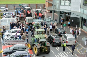 IFA members protesting with trollies and tractors during the Clare IFA Beef price protest outside Dunnes Stores in Ennis as part of their national campaign. Photograph by John Kelly.