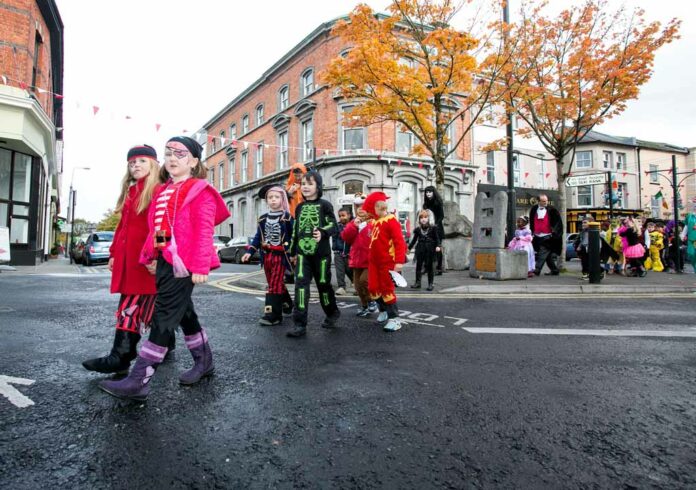 Pupils from Ennis National School set off about Ennis on their Hallowe'en Hobble.