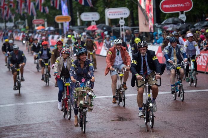 The start of the Brompton World Championships at St James's Park, London. Picture Prudential RideLondon