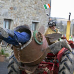 170322
Not sio safe work practises at the Scariff Parade. Pic Arthur Ellis.