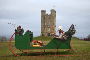 Channeling Santa Claus at Broadway Tower.